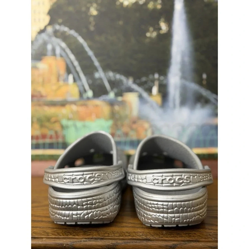 New Crocs Unisex-Adult Classic Crocskin Clogs Silver Metallic Size 4 Men 6 Wmn